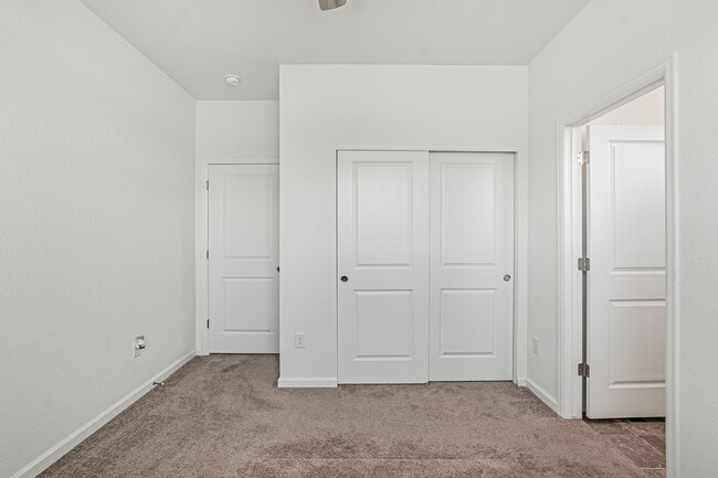 Building Photo - 1047 Oak Cir