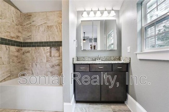 Building Photo - 2503 Burgundy St