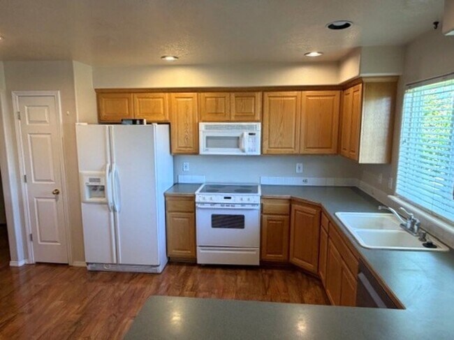 Building Photo - Beautiful and spacious 3 bed 2 bath home in Meridian just off Ten Mile and W Pine Ave
