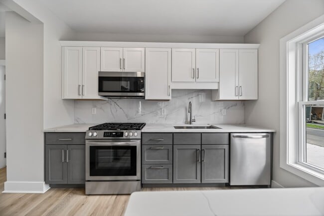 Building Photo - 729 W 9th St