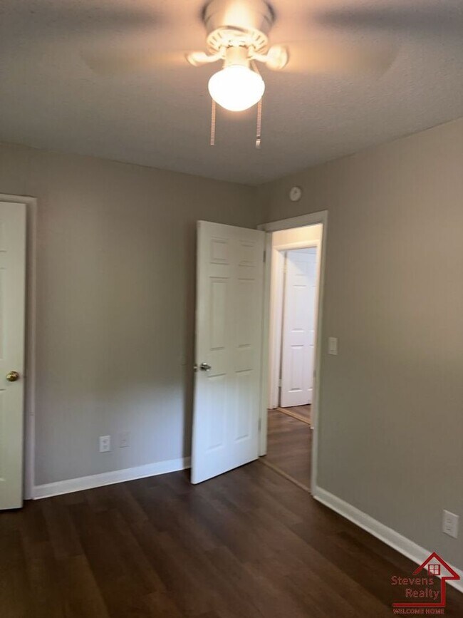 Building Photo - 712 Bronson St