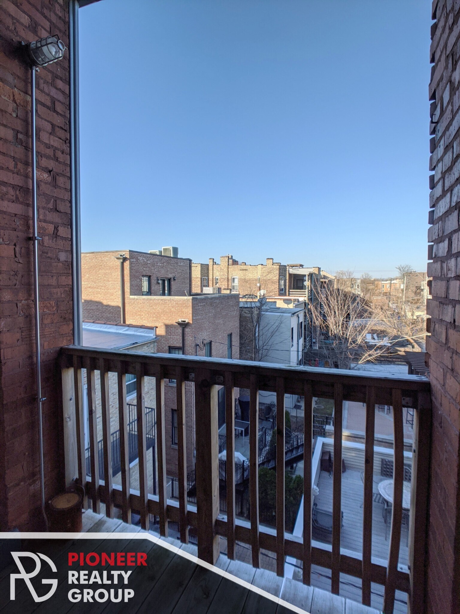 Building Photo - 1204 W Waveland Ave