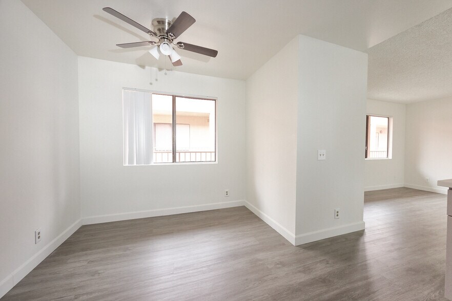 Building Photo - 4619 Rosewood Ave