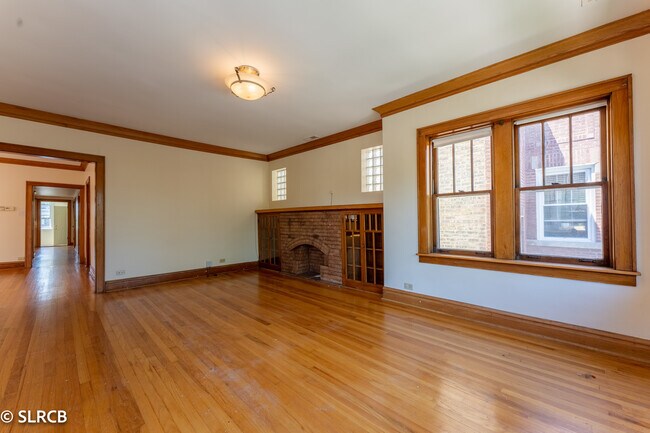 Building Photo - 5325 W Montrose Ave