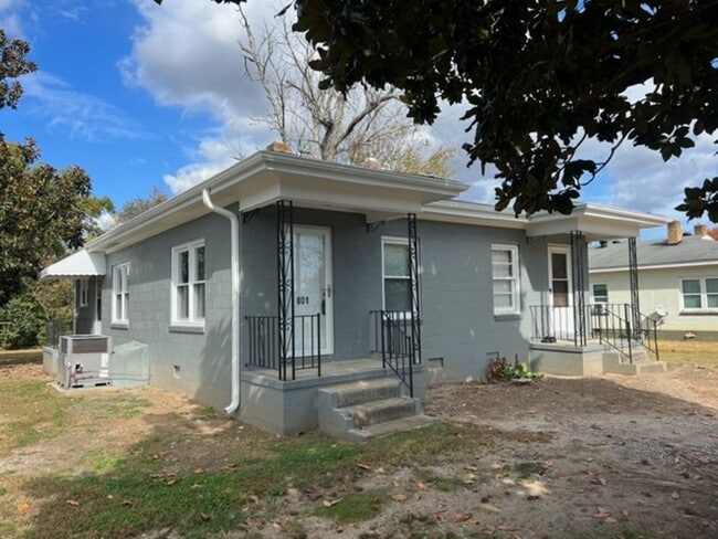 Building Photo - Low Maintenance & Very Affordable Living, Updated 1-BD, 1-BA duplex located in a convenient area ...