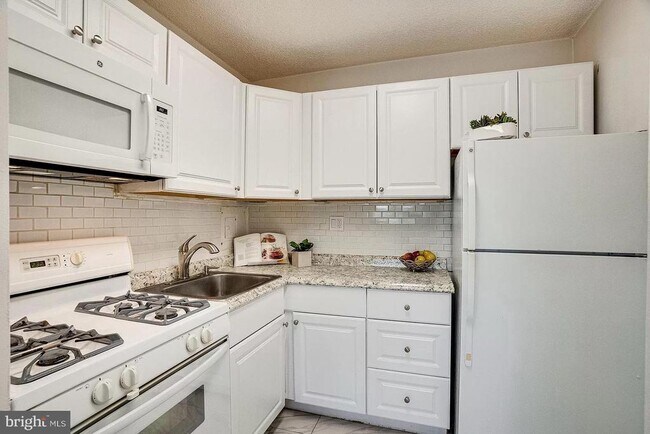 Building Photo - 1225 Martha Custis Dr