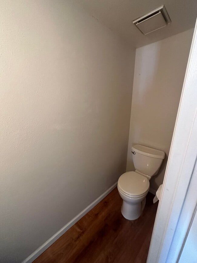 Building Photo - 2 Bed 1.5 bath townhome
