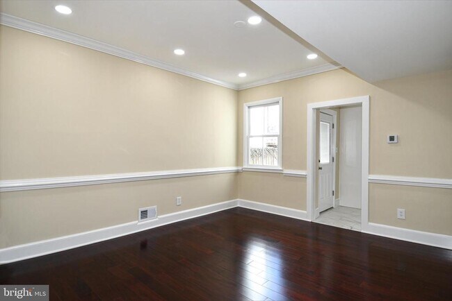 Building Photo - 216 S Henry St