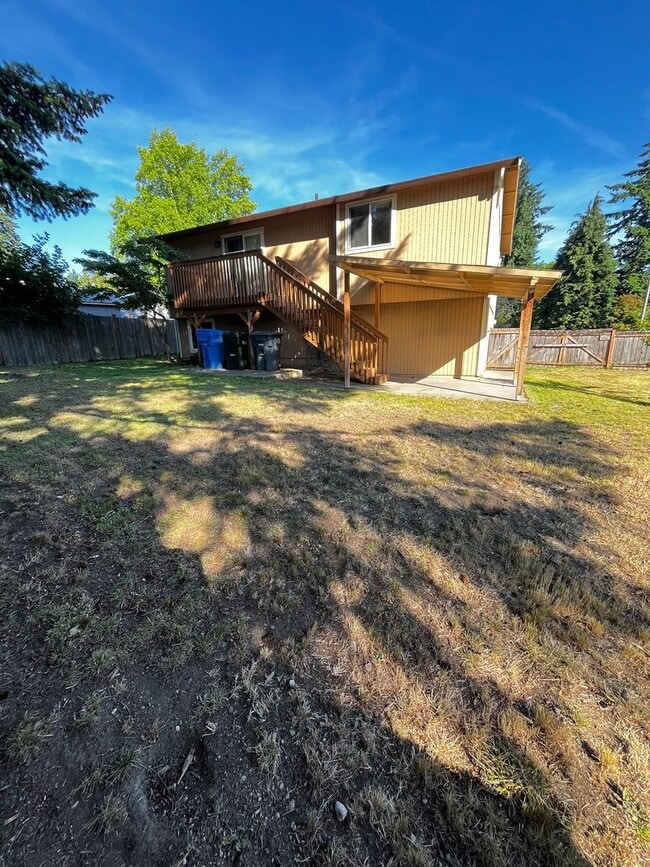 Building Photo - Quiet 3 bedroom, 1.5 bath and 1 car garage...