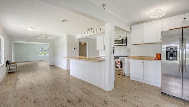 Building Photo - Completely Remodeled Home With Stunning Ri...