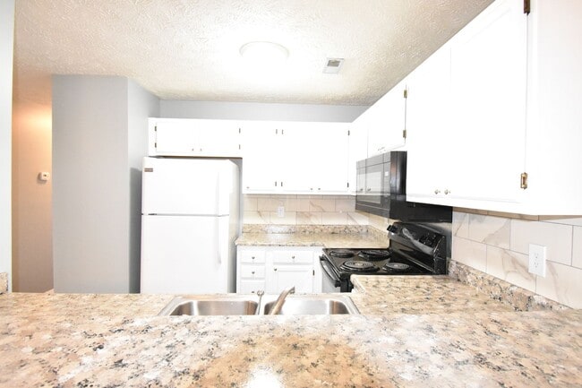 Building Photo - Coming Soon! 2 Bedroom and 2 Bath Condo (No Pets)