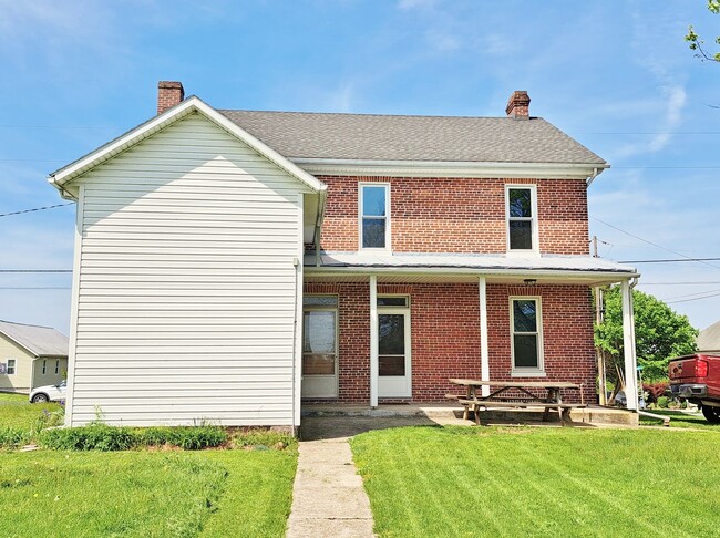 Building Photo - 3 Bed / 1-1/2 Bath Single Family w/2 Car G...