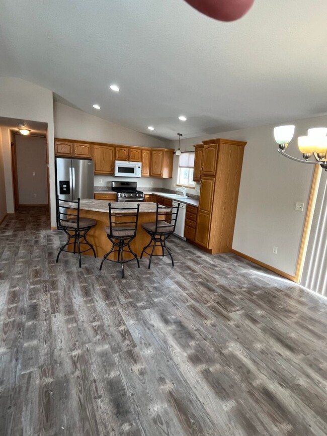Building Photo - 4 Bedroom, 3 Bathroom Home for Rent