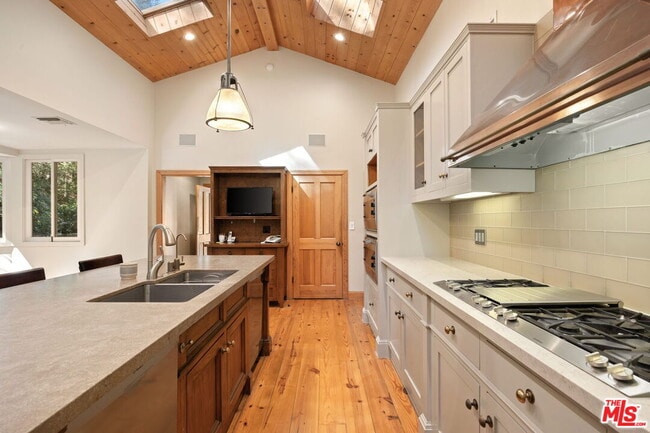 Building Photo - 7972 Mulholland Dr