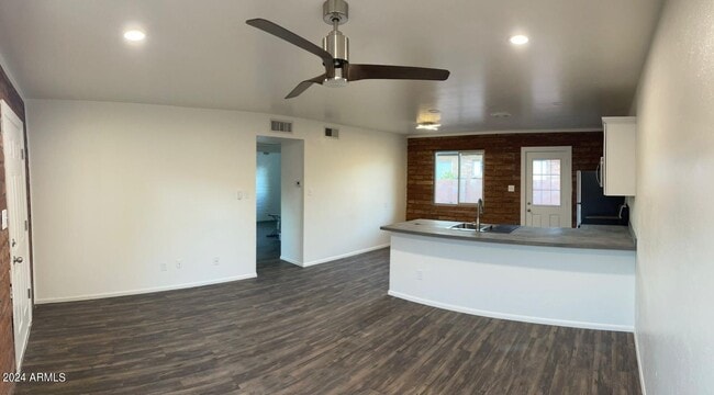 Building Photo - 1006 S Dorsey Ln