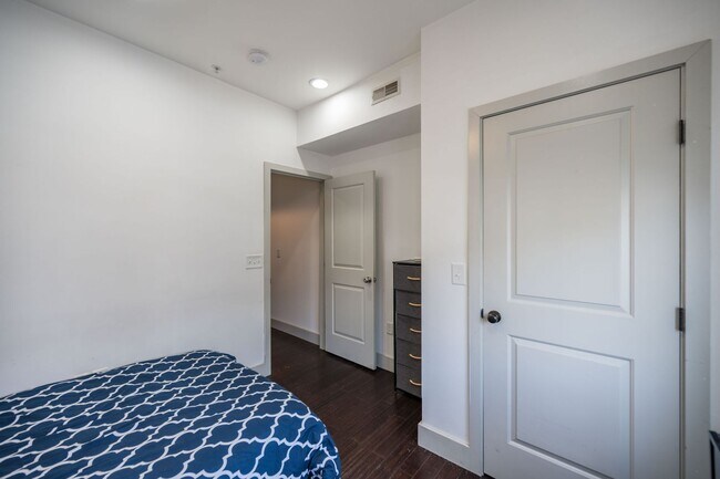 Building Photo - Modern Olde Kensington Home