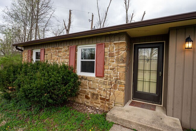 Building Photo - Lovely 3 Bed / 2 Bath in Private Setting--AVAILABLE NOW!!!