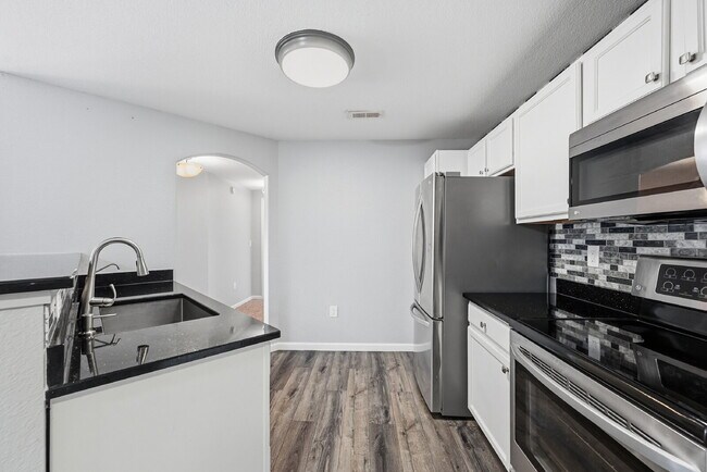 Building Photo - $1,695.95 with $300.00 off the first month's rent, $2 Beds - 2 Bath, Condo in Aurora with in Unit...