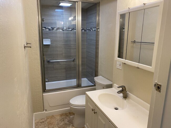 Building Photo - Charming 1-Bedroom, 1-Bathroom Ground Floor Apartment