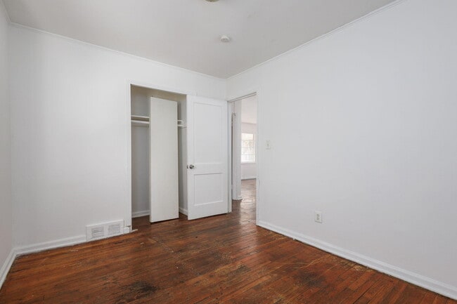 Building Photo - 621 E Meyers Ave