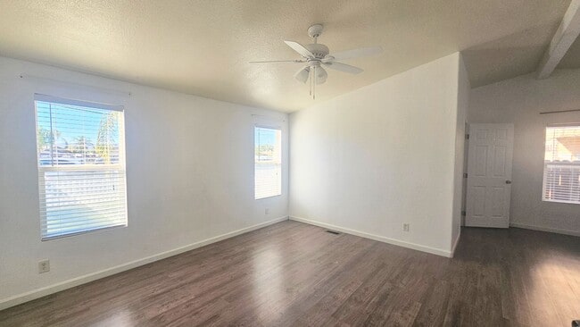 Building Photo - Gorgeous Single Story Home