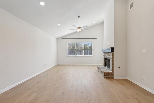 Building Photo - 308 Castlefields St