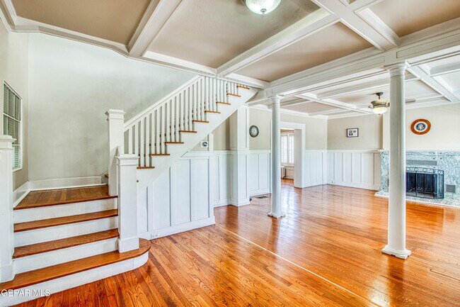 Building Photo - 1701 Elm St