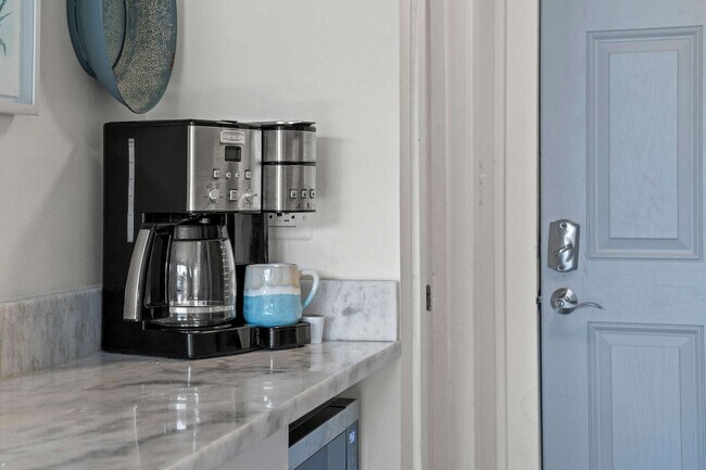 Building Photo - 214 Miracle Strip Pkwy SW