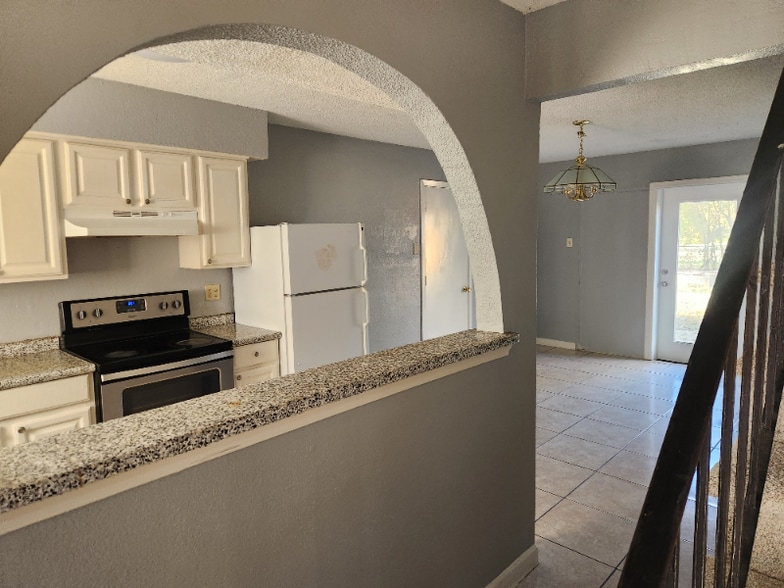 Building Photo - 1321 Rosewood Hills Dr