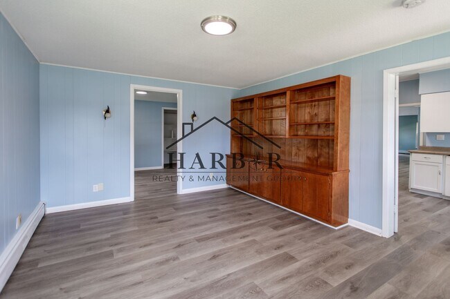 Building Photo - Large 3 Bedroom Apartment!