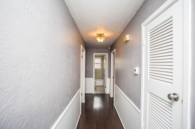 Building Photo - 1407 Elkhart Ave