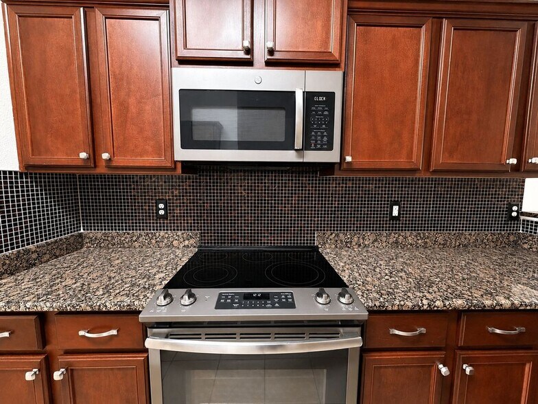 Building Photo - 8739 Leclaire Meadow Dr