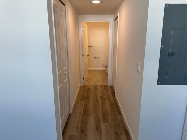 Building Photo - Spacious 2-Bedroom + Den Apartment in Prim...