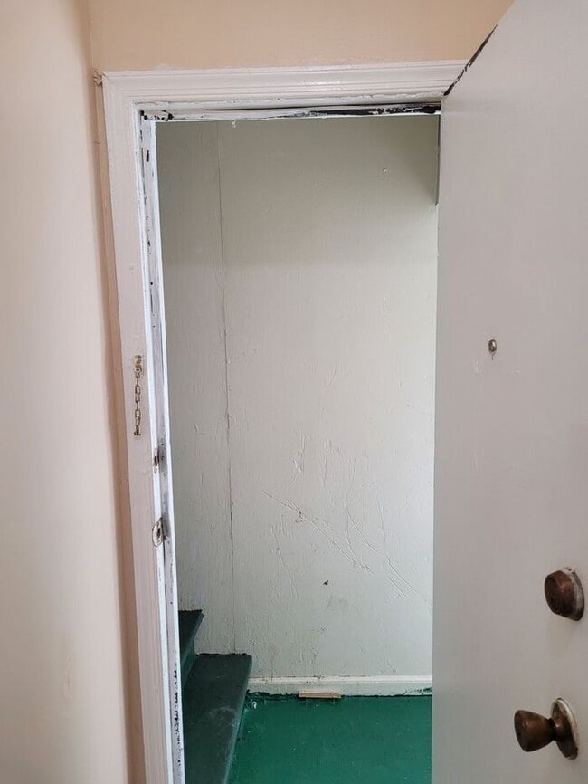 Building Photo - Three-Bedroom Apartment Near Public Transportation