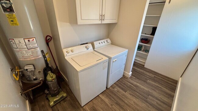 Building Photo - 706 E Whitton Ave