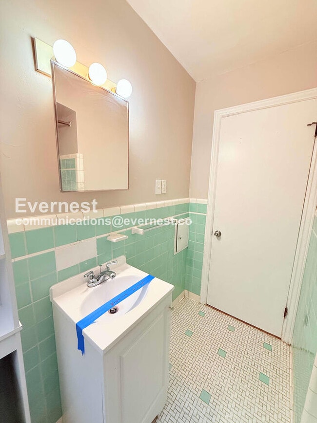 Building Photo - 11009 Roxbury St