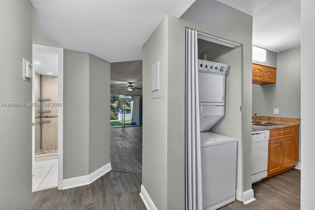 Building Photo - 908 Twin Lakes Dr