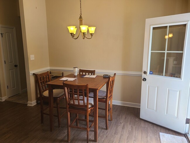 Building Photo - 3 Bedroom, 2 bath home in the Bridgeport C...