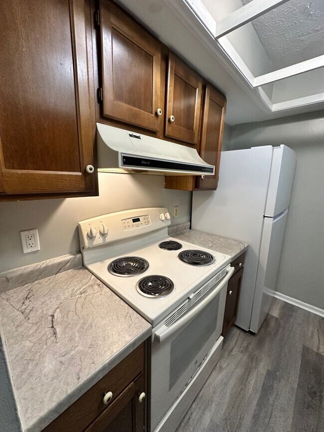 Building Photo - Spacious Townhouse Living Just Outside Dow...