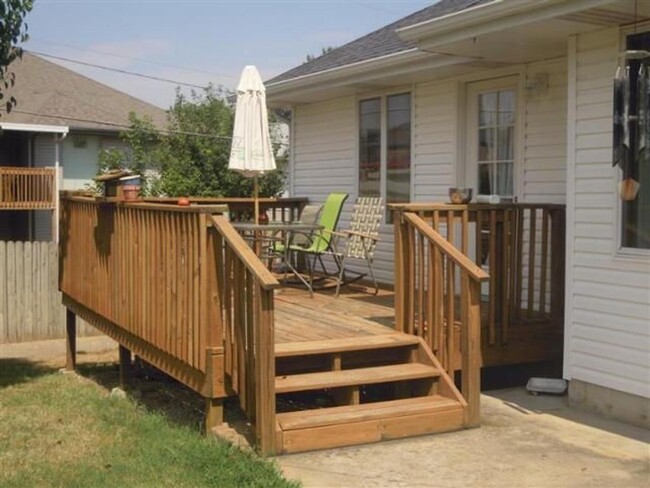 Building Photo - 2000+ sq ft, 3-4 bed, 2 bath, 2 car garage...