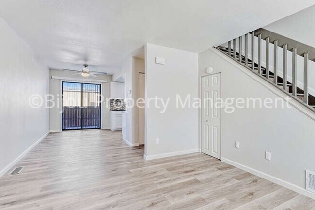 Building Photo - Completely Renovated Townhome