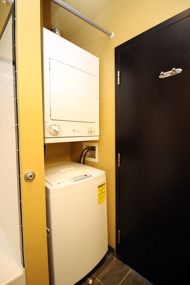 Building Photo - Stylish and Sleek Loft at the Mosaic in Do...