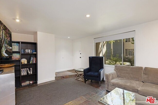 Building Photo - Furnished 3 Bed in Indian Canyon Villas