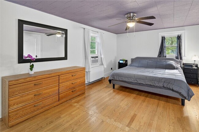 Building Photo - 204 Roat St