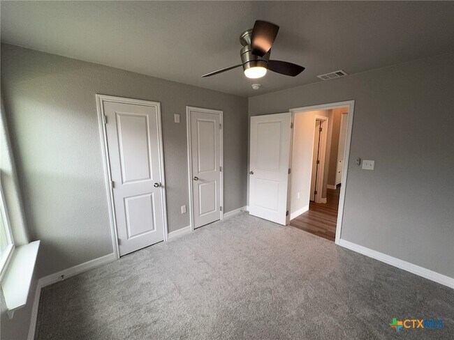 Building Photo - 907 Holliday Dr