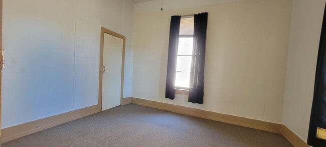 Building Photo - 2 bedroom 1 bath home