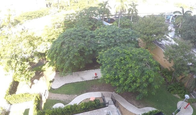 Building Photo - 10 SW South River Dr