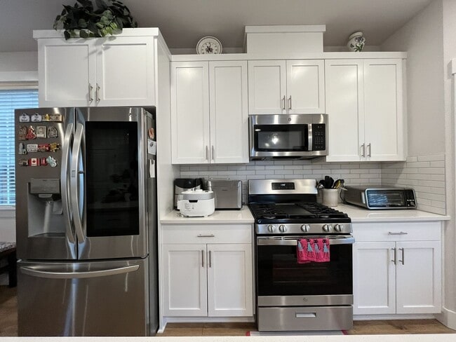 Building Photo - Open Concept 4BR Home with Island Seating, Loft & Spacious Living Room