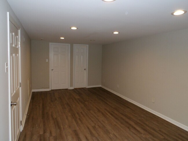 Building Photo - 506 James Ave