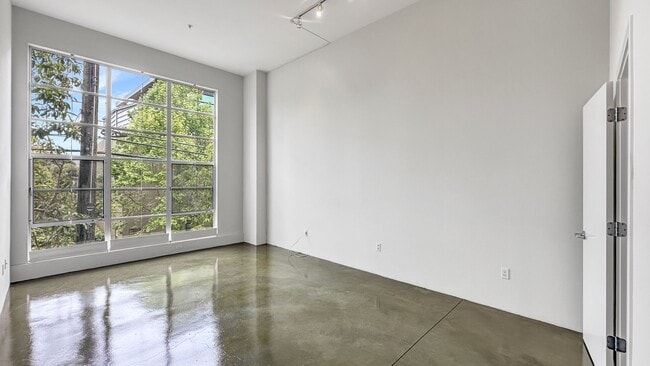 Building Photo - Authentic Loft Living in an Emeryville Landmark